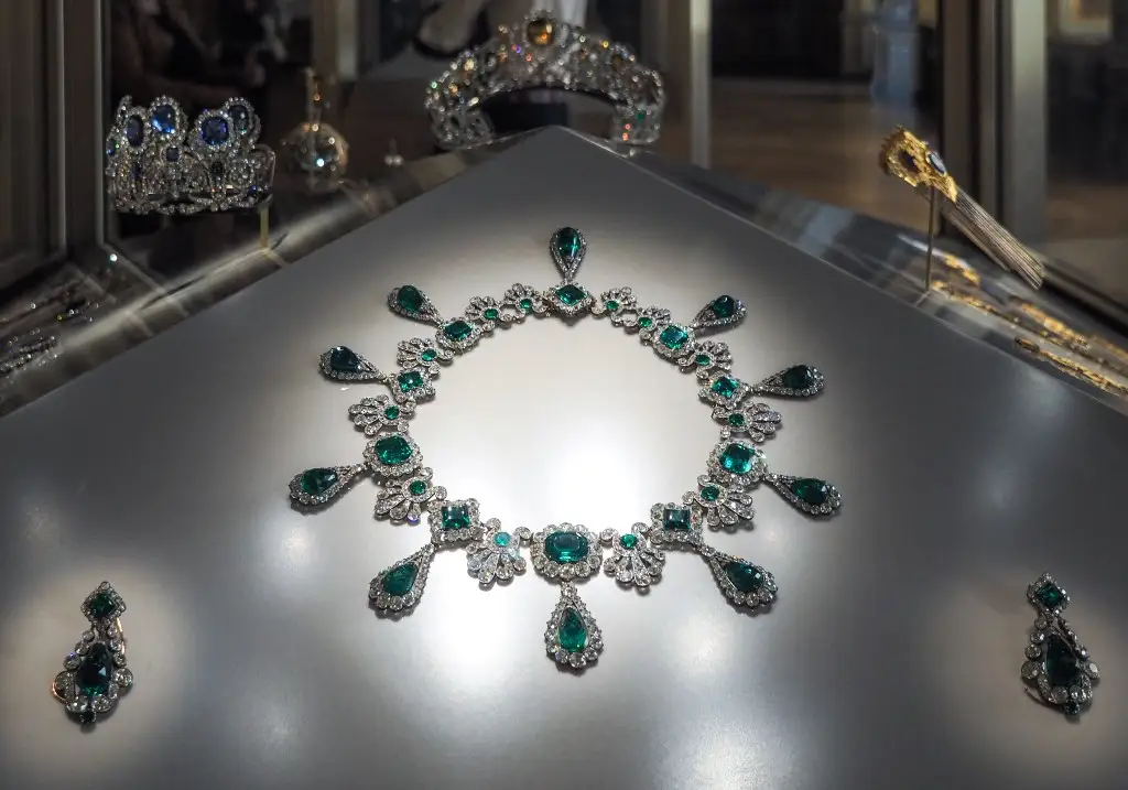 Image - Salud Regia El Museo Louvre Reabrió Tras El Robo De Joyas En París. Las Piezas De La Corona Francesa, Valoradas En 100 Millones, Siguen Desaparecidas