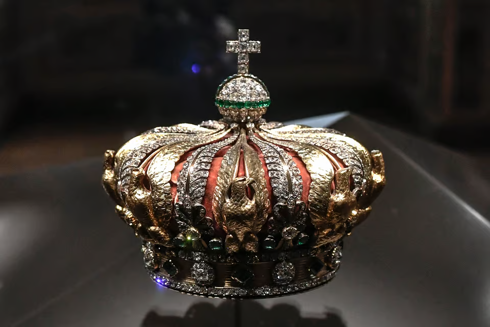 Image - Salud Regia El Museo Louvre Reabrió Tras El Robo De Joyas En París. Las Piezas De La Corona Francesa, Valoradas En 100 Millones, Siguen Desaparecidas