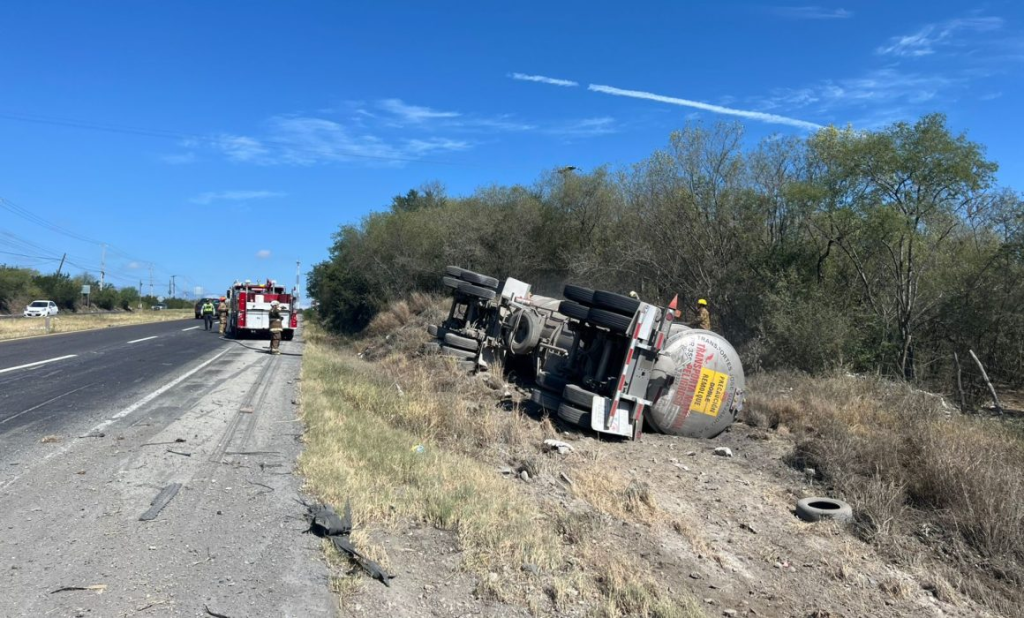 Una Pipa De Combustible Se Volcó En La Carretera Nacional, En Montemorelos; Hubo Derrame Controlado, Operativo De Rescate Y No Se Reportaron Lesionados.