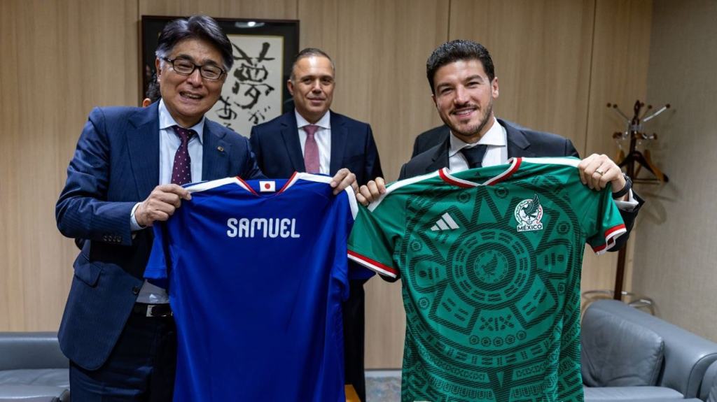 Image - Salud Regia Samuel García Con Miembros De La Asociación De Fútbol De Japón
