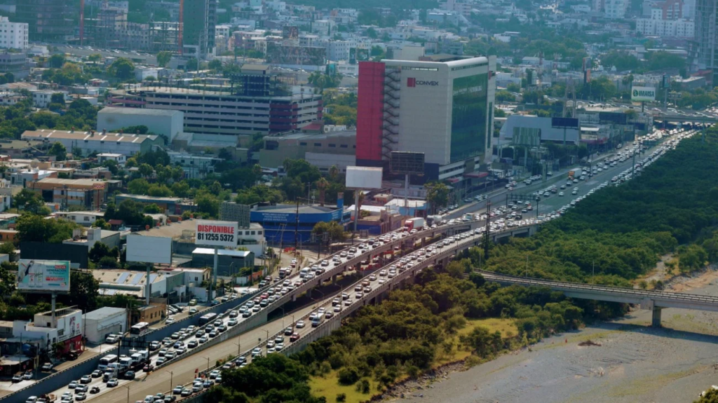 La Movilidad De Samuel Enfrenta Críticas Por Fallas En Camiones Verdes. El Mandatario Se Deslinda Pero El Tráfico Vial Es Su Responsabilidad.
