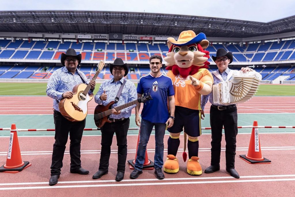 Vacaciones De Samuel García En Japón - Salud Regia Samuel García Viaja a Japón Con Botarga Mundialista Y Banda Mexicana