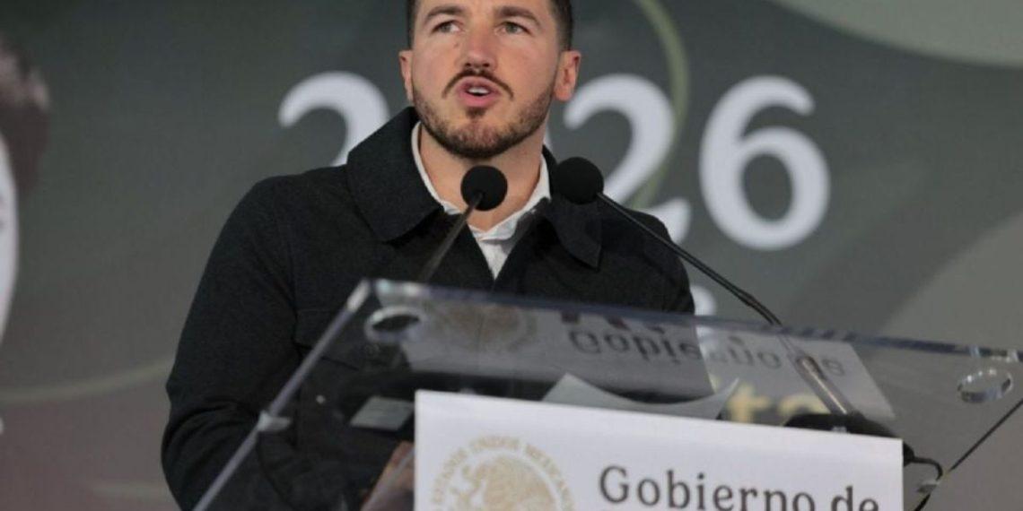 Samuel-garcia-gasta-100-millones-en-publicidad - Salud Regia Man Speaking at a Podium with Two Microphones During a Government Event; 'gobierno De México' Visible on the Lectern. - Salud Regia
