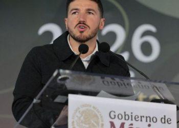 Man Speaking at a Podium with Two Microphones During a Government Event; 'gobierno De México' Visible on the Lectern. - Salud Regia