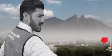 Male Worker in a Safety Vest Gazes over a Hazy City with Mountains in the Distance; a Red Thumbs-down Icon Signals Disapproval or Warning. - Salud Regia