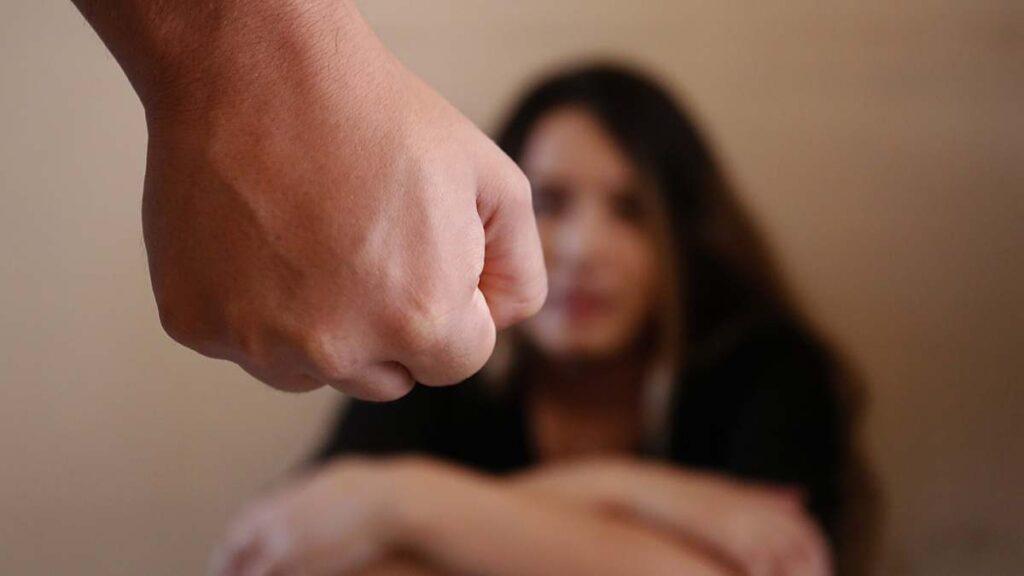 Informe-de-la-sesnsp - Salud Regia Mano En Forma De Puño De Frente a Una Mujer Sentada En Conclillas Mirando El Puño Fijamente Como Ejemplo De Lo Que Es La Violencia De Género - Salud Regia